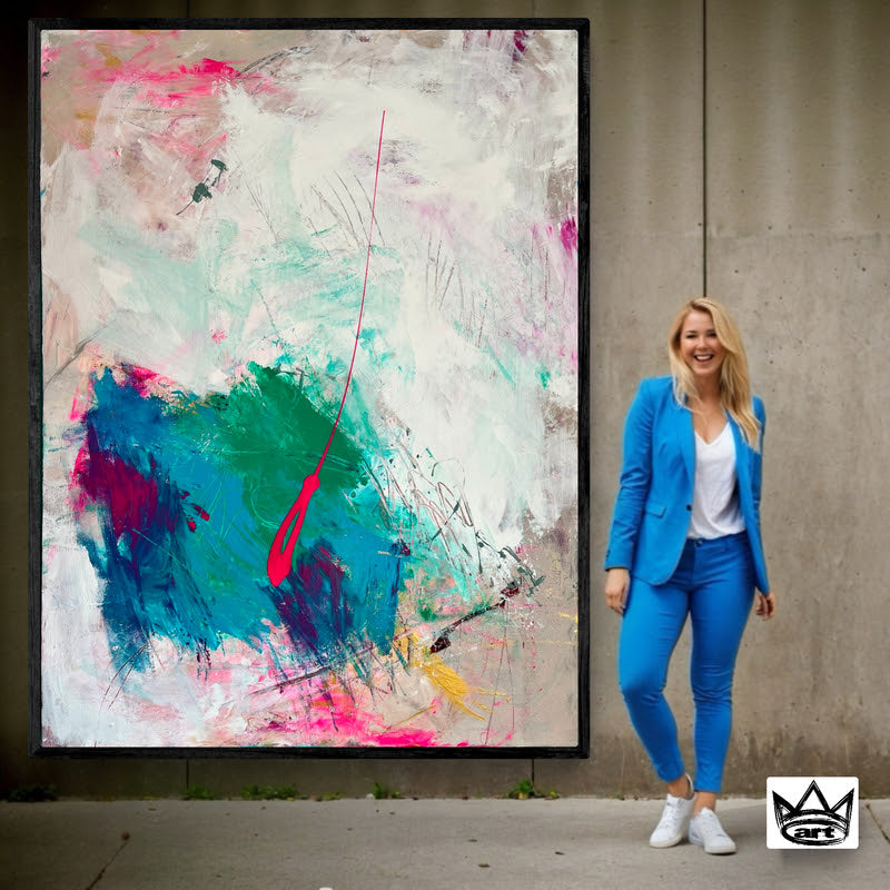 Martina keine neben ihrem atemberaubend schönen abstrakten Gemälde „Pure Freuden“